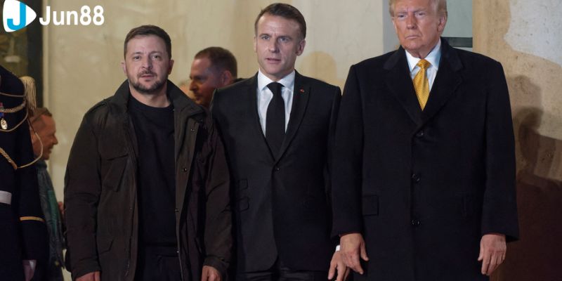 Tổng thống Zelensky (trái), Tổng thống Macron và Tổng thống đắc cử Trump trước cuộc gặp tại Paris ngày 7/12