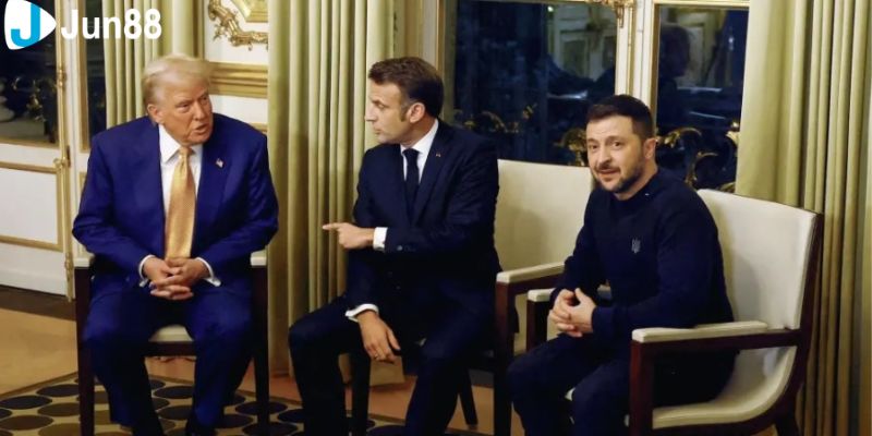 Tổng thống đắc cử Trump (trái), Tổng thống Macron và Tổng thống Zelensky trong cuộc gặp tại Paris ngày 7/12