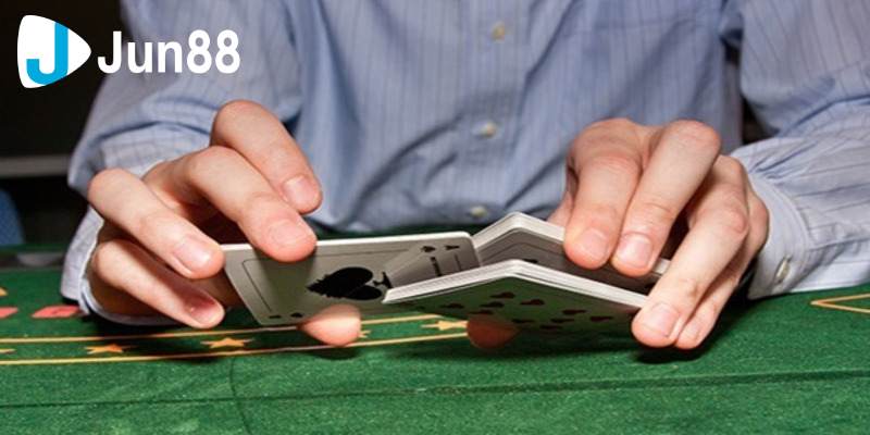 Vai trò của xáo bài gian lận trong việc thao túng tâm lý đối thủ