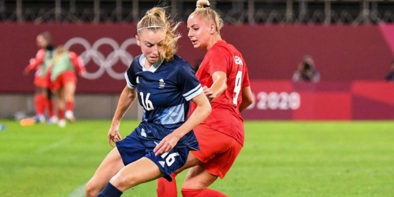 Người chơi đang nghiên cứu bảng tỷ lệ kèo bóng đá