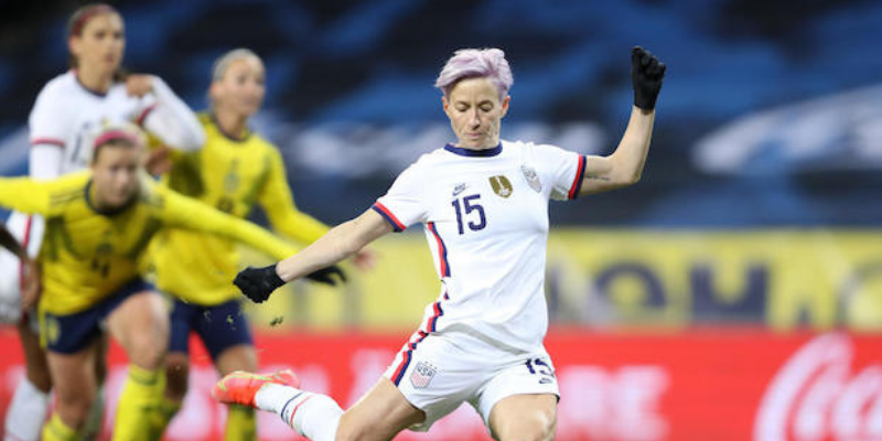 Hình ảnh phân tích trận đấu bóng đá với biểu đồ và số liệu chi tiết