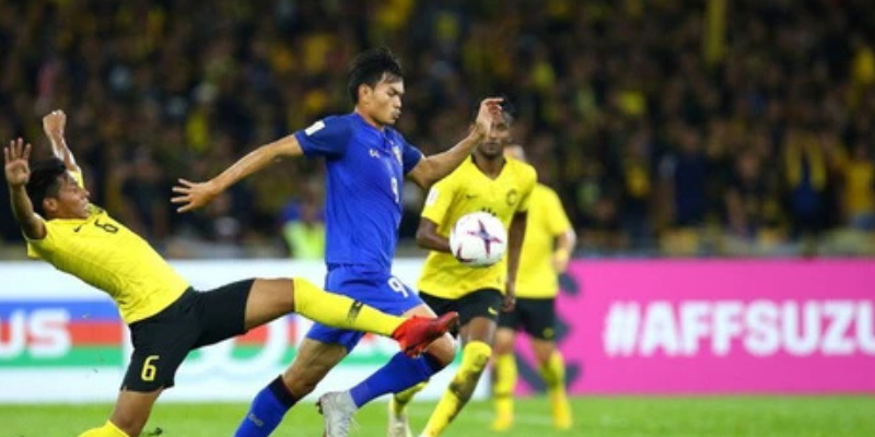 Người chơi nghiên cứu thông tin đội bóng